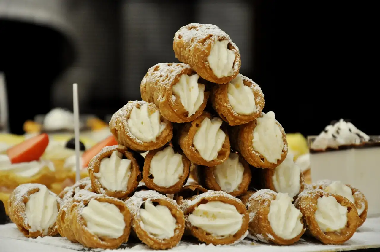 A pyramid of filled cannoli