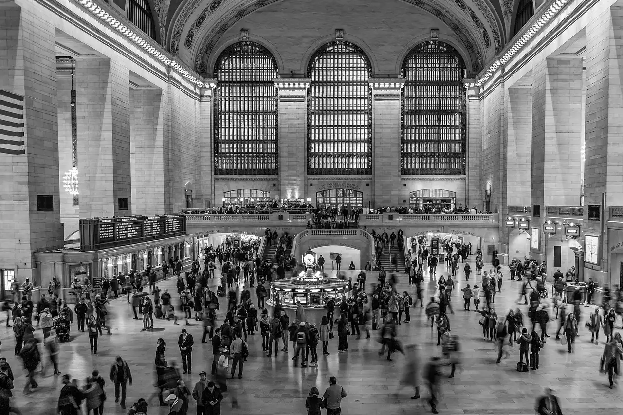 Black-and-white view of the busy Grand Central main concourse