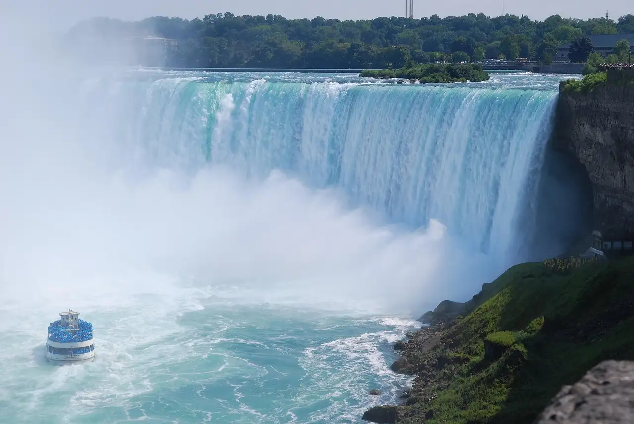 Horseshoe Falls with mist and a boat