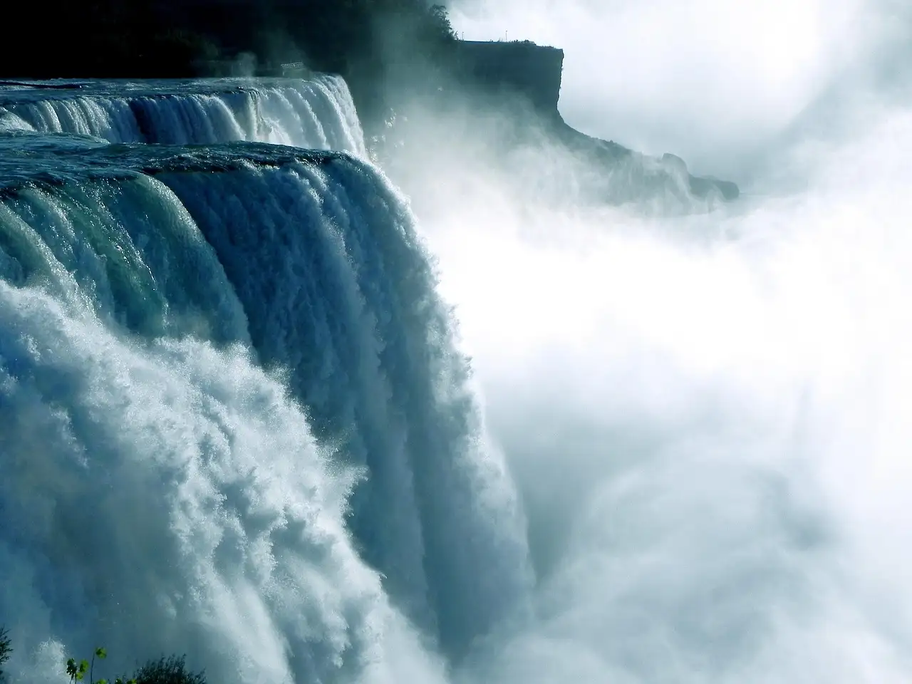 Niagara Falls with spray rising