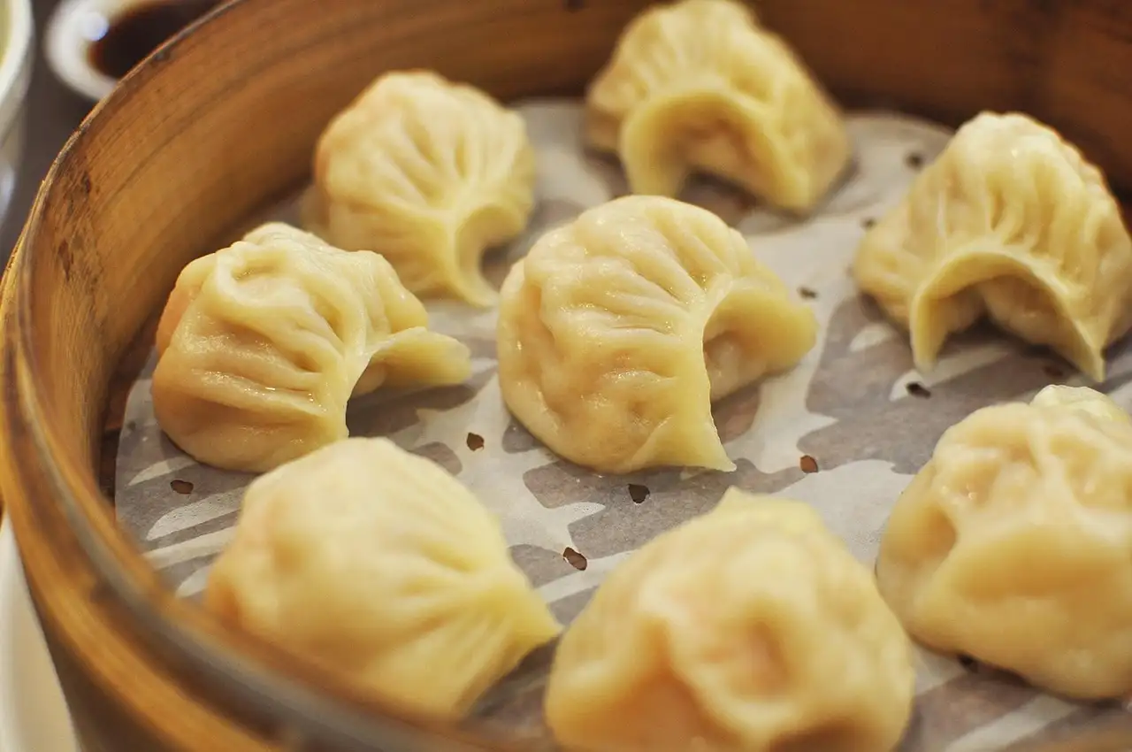 Steamed dumplings in a basket